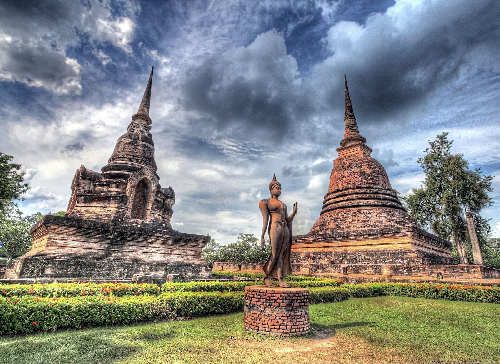 [Statue%2520and%2520two%2520wats%2520sukhothai%2520hdr%255B3%255D.jpg]
