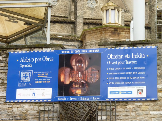 cartel-abierto-por-obras-catedral-de-vitoria.JPG