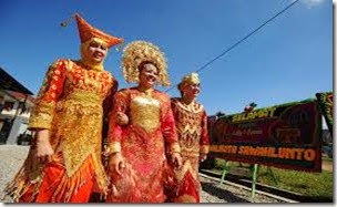 busana pengantin perempuan minang