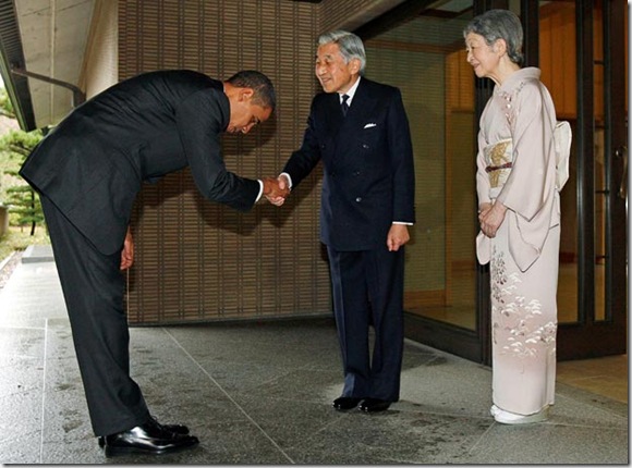 Obama_bowing_in_Tokyo
