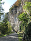 Overhangende rotswanden langs de Dordogne