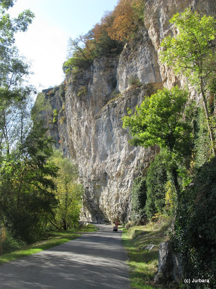 Overhangende rotswanden langs de Dordogne