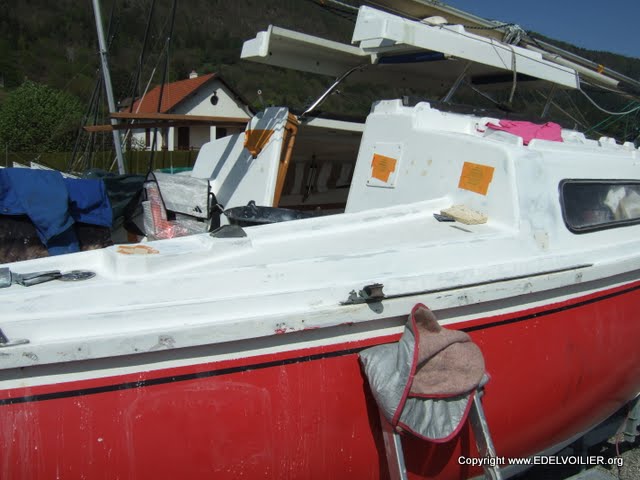 Tout le pont et le cockpit ont été poncés à l'abrasif à eau  : 120, 180 et 240