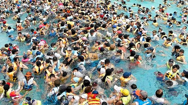 South Koreans head for the pools during record heat wave across Asia in August 2013. Photo: AFP