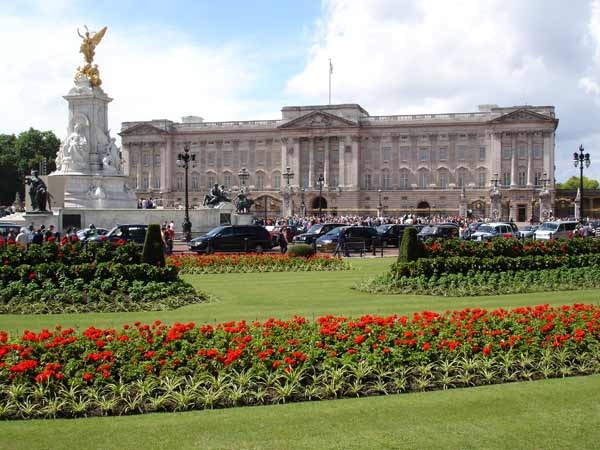 [Buckingham-Palace-resized%255B4%255D.jpg]