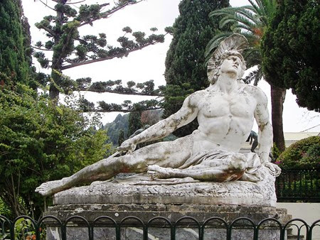 Morir de Aquiles (Achilleas thniskon) en los jardines de la Achilleion. Nota mirada de Aquiles hacia el cielo como si fuera a buscar ayuda de Olympus su madre Tetis era una diosa Morir de Aquiles (Achilleas thniskon) en los jardines de la Achilleion. Nota mirada de Aquiles hacia el cielo como si fuera a buscar ayuda de Olympus su madre Tetis era una diosa