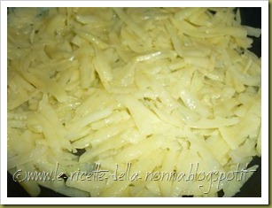 Rosti di patate con tofu affumicato fritto, insalata verde e carote a julienne (6)