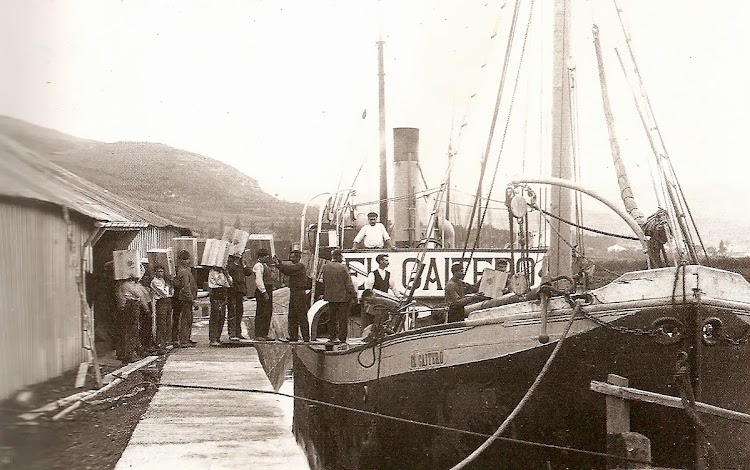 Imagen tomada en 1920 por Arturo del Fresno. En ella podemos ver a un grupo de trabajadores embarcando cajas en el muelle de La Espuncia al vapor EL GAITERO. Foto de la web Biblioteca Digital Maliaya.jpg