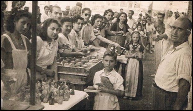 Reparto de panquemados y bocadillos. Foto Raga. Ca. 1950