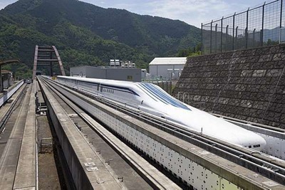 O mais rápido e aerodinámico trem-bala da história flutua com ímas sobre a pista O mais rápido e aerodinámico trem-bala da história flutua com ímas sobre a pista