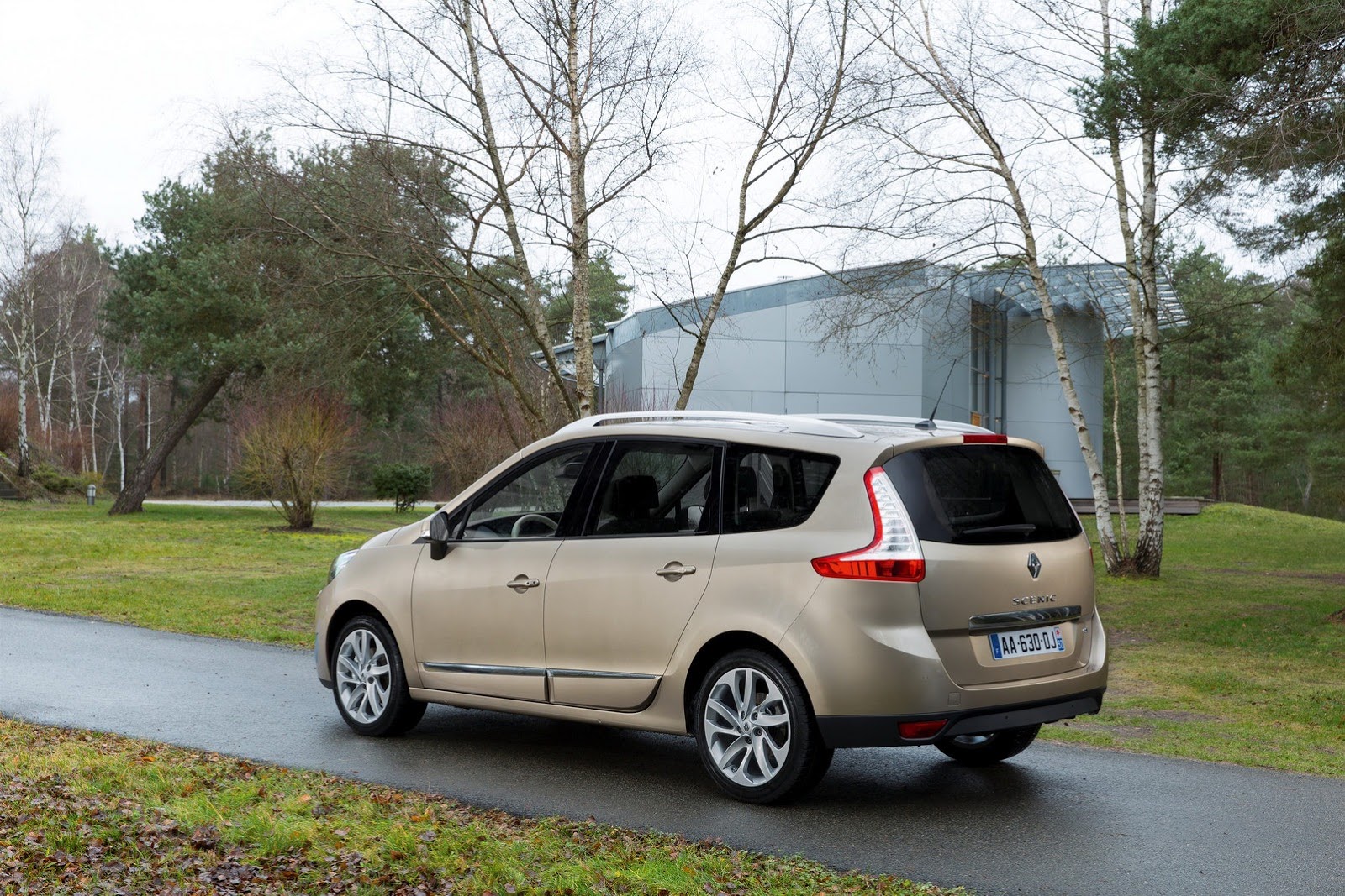 Renault Scenic and Grand Scenic MPVs Receive Second Facelift in a Year