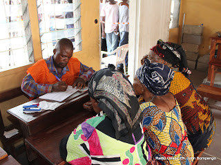 En avant plan, un groupe des femmes entrain de s'enregistrer devant un operateur de la CENI ce 7/05/2011 à Kinshasa, pour l'obtation de la nouvelle carte d'électeur. Radio Okapi/ Ph. John Bompengo