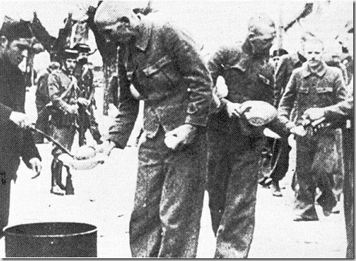 Brigadistas recogiendo rancho en prisión ante guardias civiles