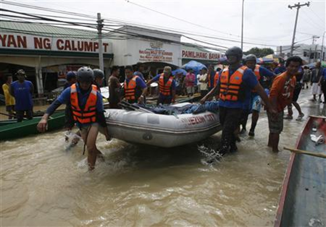Rescuers prepare their boat as they continue their rescue operations after Typhoon Nalgae hit the Philippines, dumping heavy rain which increased flood levels in Calumpit, Bulacan province, north of Manila October 2, 2011. Cheryl Ravelo / Reuters