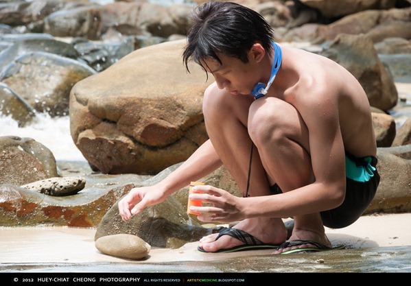 The boy was collecting some shells, I suspect | © 2012 Huey-Chiat Cheong Photography