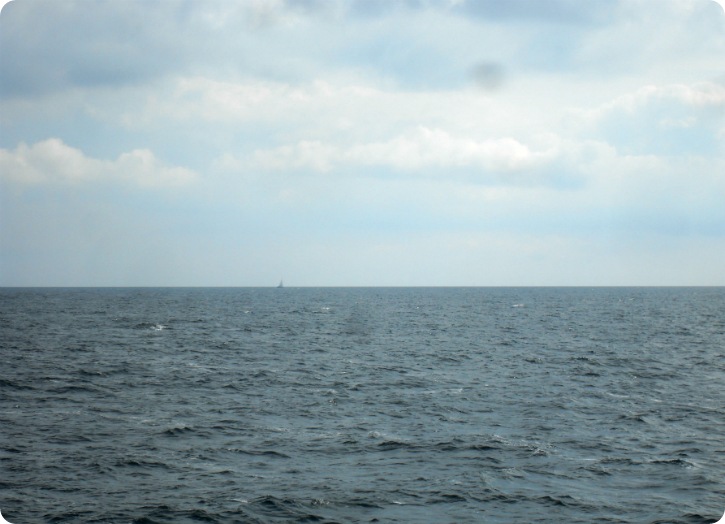 På vej mod Christiansø - se lige sejlskibet i horisonten.
