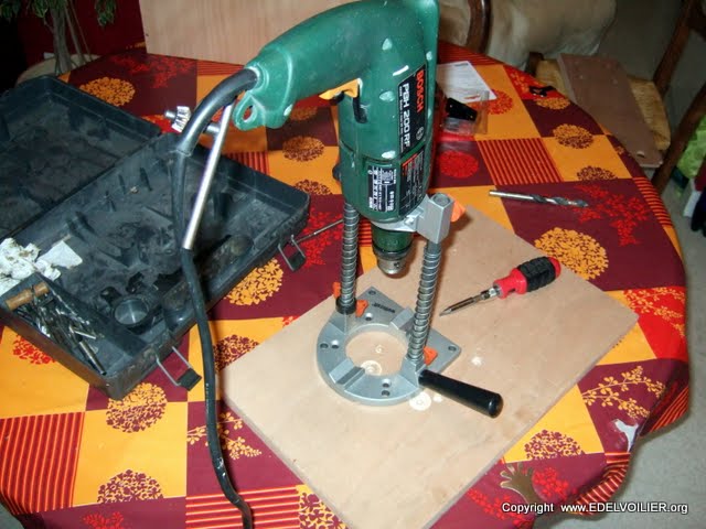Perceuse avec adaptateur sur colonne avec une meche de 26 qui va permettre de faire des trous propres pour les prises 12V