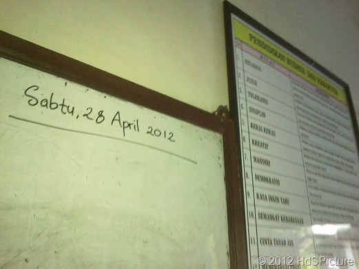 tulisan 'Sabtu, 28 Apri 2012' di pojok kanan atas whiteboard di IXA