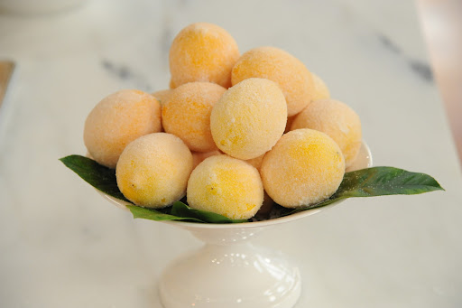 A sugared lemon centerpiece inspired by the one from Rebecca Thuss and Patrick Farrell’s fall 1999 wedding.