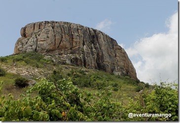 Visão lateral da Pedra da Macambira