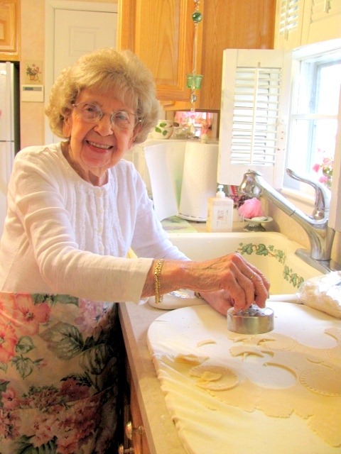 [cutting%2520out%2520cookies%25202%255B10%255D.jpg]