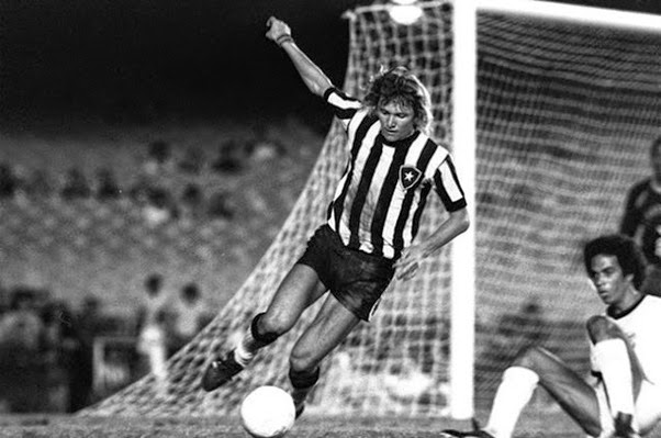 O lateral-esquerdo Marinho Chagas O lateral-esquerdo Marinho Chagas