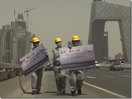 Ambientalistas chineses fazem protesto em Pequim, em abril (Foto: Reuters/Greenpeace/Lu Guang/Divulgação)