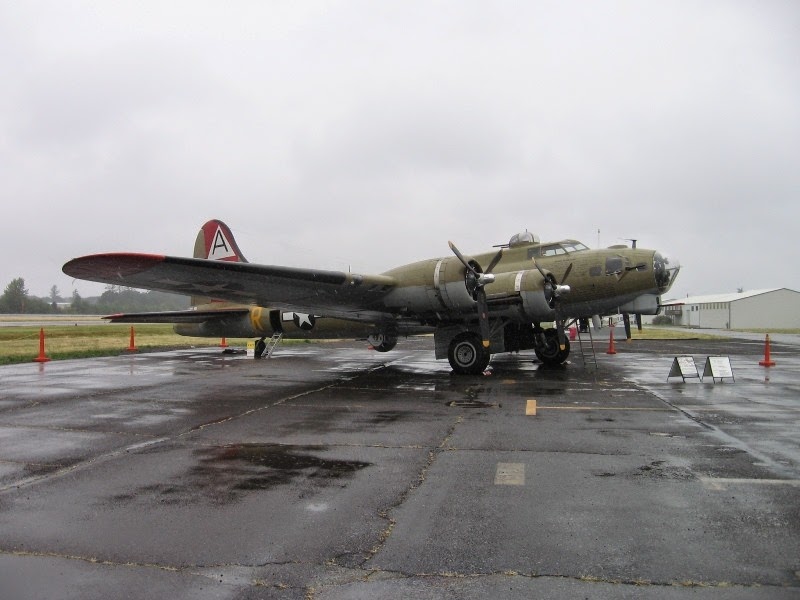 [IMG_6854-B-17-Bomber-in-Aurora-Orego%255B1%255D.jpg]
