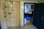 Duschen i anslutning till det nedre rummet.