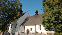 Kostel sv. Kunhuty je výrazná stavba na skalnatém ostrohu nad řekou Jihlavou, která 	již v dávných dobách dala celé osadě jméno, nesla původně jasné znaky opevnění s okrouhlým vyvýšeným valem. Kostel je svou historií a provedením jedním z nejcennějších vesnických kostelů v jihlavském regionu. Vznik nejstarší části presbyteria kamenného kostela patří do druhé půle 13. století. Je vystavěna v pozdně románském slohu a někteří historikové udávají rok vzniku presbyteria a postranního portálu 1250. Výstavba kostela je připisována stejné stavební huti jako chrám sv. Jakuba v Jihlavě. Ve vnitřních strukturách je ve staré části kostela žebrová klenba a kamenný portál vchodu do sakristie a ve zdi zabudovaný svatostánek s tesanou kamennou obrubou.