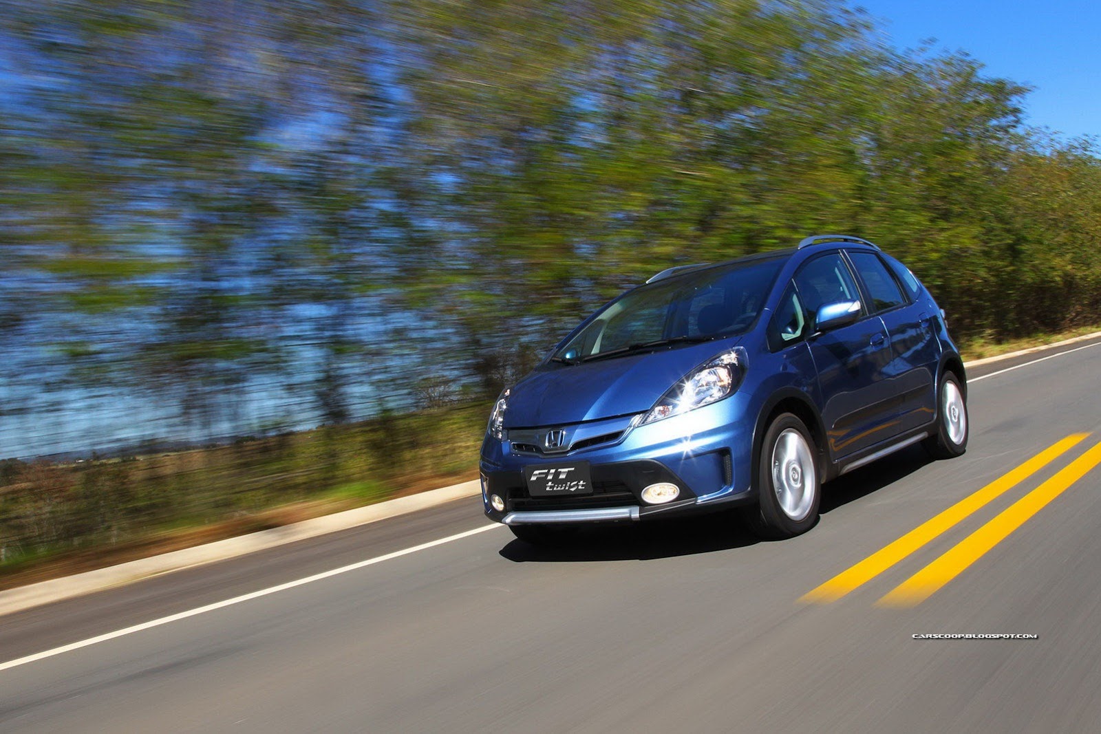 2013-Honda-Fit-Twist-16[2].jpg