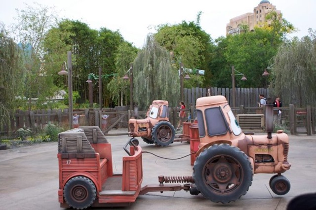 [maters%2520junkyard%2520jamboree%2520tractors%255B3%255D.jpg]