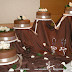 Nº 154: Sencilla y elegante terminación lisa en fondant extendido de chocolate, rosas naturales y cintas en los laterales.
