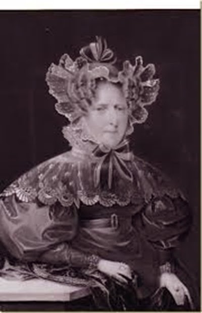 La Duquesa-Viuda Luisa-Augusta de Augustenborg, retratada en su madurez, en 1835. La Duquesa-Viuda Luisa-Augusta de Augustenborg, retratada en su madurez, en 1835.