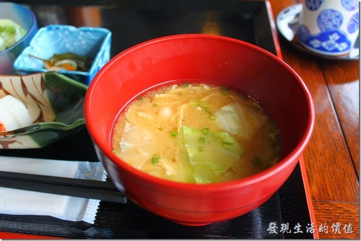 日本北九州-湯布院-彩岳館-早餐。接著就開始出菜了，首先上來的是熱騰騰的豆皮蔬菜【味噌湯】，很有日本風格─鹹，但是好喝極了。