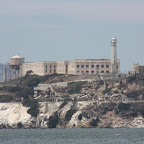 Alcatraz, pas très loin de la cote mais il parait que les courants de la baie et les requins compensent la courte distance. En tous cas ça ne suffit pas a empêcher des milliards de touristes d'y aller, en partance du Fisherman's Wharf, LE quartier a touristes en carton qui sent bon la friture et le T-Shirt souvenir (a éviter).