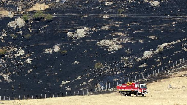 Scorched landscape and a fire truck in Victoria's north-east, 29 January 2013.  Winds in the bushfire zone reached 70 kilometres an hour. Photo: Angela Wylie / Sydney Morning Herald