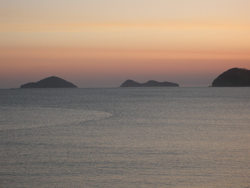 Fotos de Pôr-do-sol no mar, em Boiçucanga, próximo a Maresias. Foto numero 3808215073. Fotografia da Pousada Pe na Areia, que fica em Boicucanga, próximo a Maresias, Litoral Norte de Sao Paulo (SP).