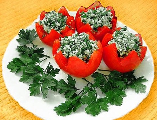 pomidory-farshirovannye-mjasnym-salatom