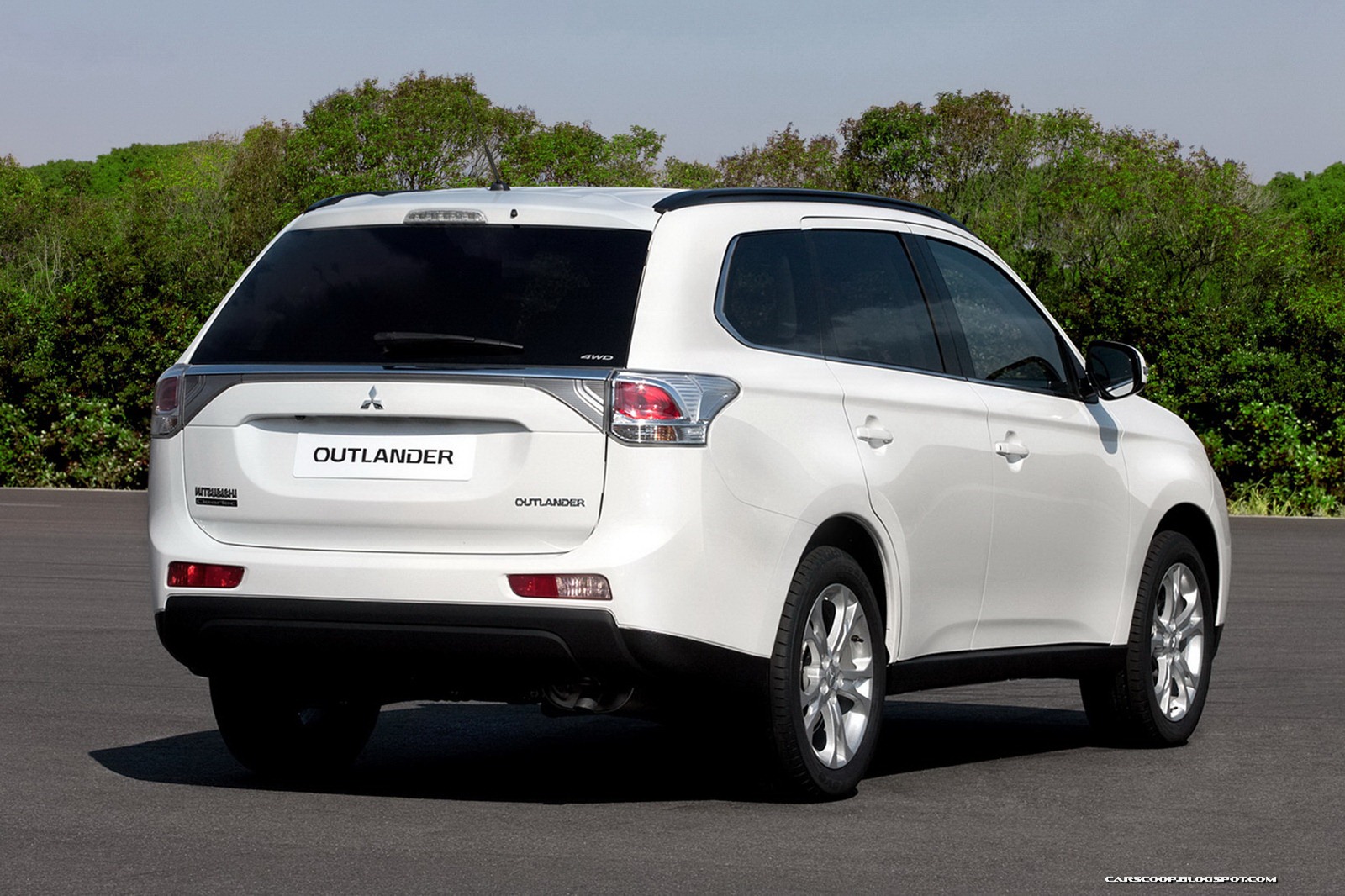 2013-Mitsubishi-Outlander-11[2].jpg
