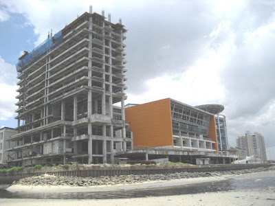 Mall dan Hotel dari sisi laut