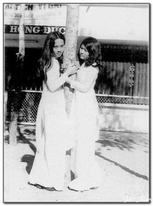 Nữ sinh Sài Gòn xưa khoe dáng áo dài thướt tha trong nắng giữa sân trường.