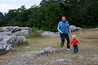 På stranden bland raukarna