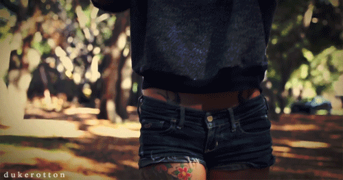 gata-tatuada-bermuda-jeans gata-tatuada-bermuda-jeans