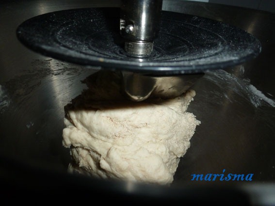 [masa-de-pizza-en-amasadora2-copia4.jpg]