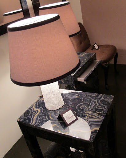 The matte texture of this lamp base keeps the glossy shine balanced.