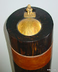 080.1 - Puits de Lumière (Zoom détail) - 1997<br />
H 110 x 26<br />
Sculpture ébène, pao rosa et or