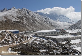 Saindo de Dingboche com os campos nevados