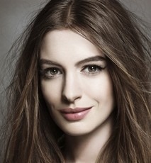 Anne Hathaway csúnyán romkomozásra adja fejét Anne Hathaway csúnyán romkomozásra adja fejét