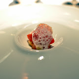 Pa amb tomaquet, avec sorbet à la tomate, petit croûton de pain, émulsion aillée et une petite rondelle de saucisson. Je ne suis pas un partisan de la déstructuration à tout va, mais là cest frais et ça a le goût que ça doit avoir, dont rien à redire.